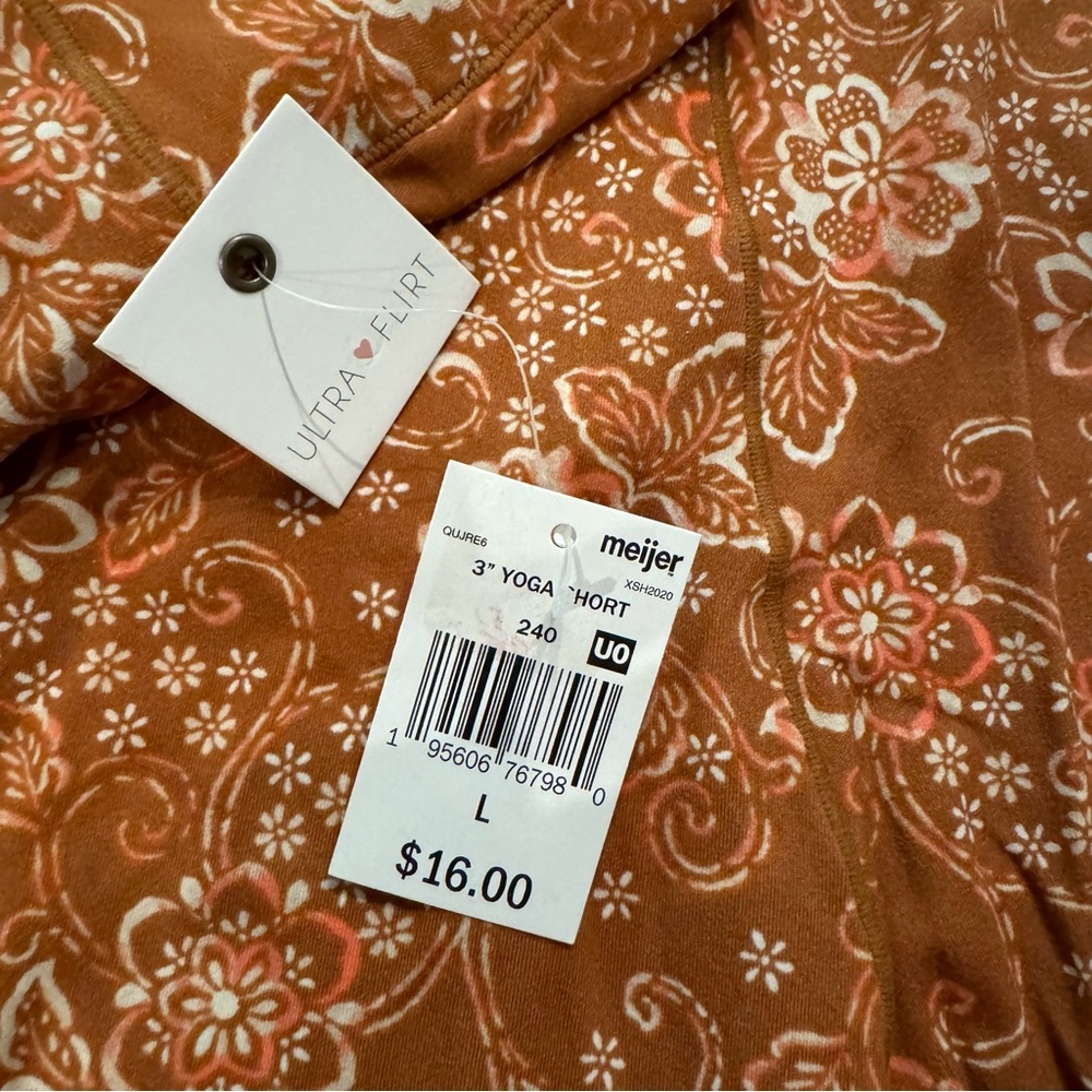 Nwt large 3” yoga shorts - Picture 4 of 4